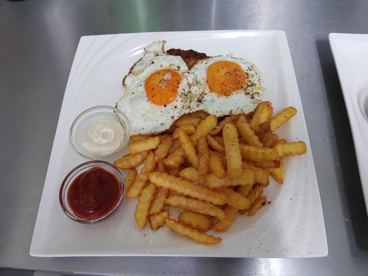 Tattoo Pension Mit Restaurant Und Tattoo-Studio Mortschach Exterior photo